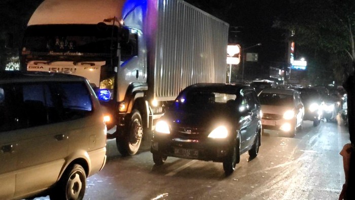 Antrean mobil pribadi dan kendaraan besar karena perbaikan gorong-gorong di bawah jalan Denpasar-Gilimanuk, Badung, Minggu (23/11/2025). (Foto: Agus Eka/detikBali)