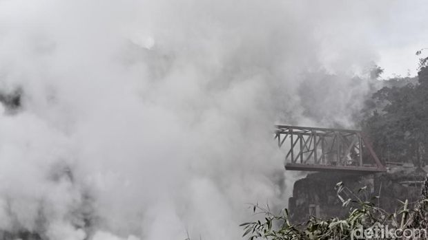 Asap tebal letusan sekunder Semeru di Sungai Besuk Kobokan yang menguar hingga ke Gladak Perak.