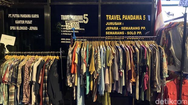 Baju-baju di salah satu lapak Pasar Thrifting di sekitar Stadion Diponegoro, Kelurahan Karangkidul, Kecamatan Semarang Tengah, Sabtu (22/11/2025).