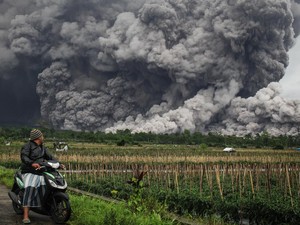 Gunung Semeru Erupsi Lagi, Pakar ITB Sebut Musim Hujan Jadi Pemicu