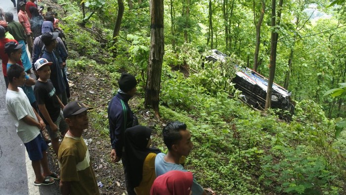 Polisi mengecek bangkai bus Anggun Krida bernomor polisi N 7647 UR yang mengalami kecelakaan terjun ke jurang di jalur arak-arak Kecamatan Suboh, Situbondo, Jawa Timur, Minggu (23/11/2025). Kecelakaan tunggal bus terjun ke jurang sedalam 20 meter di jalur arak-arak perbatasan Bondowoso-Situbondo itu mengakibatkan tujuh orang penumpang mengalami luka-luka. ANTARA FOTO/Seno/tom.