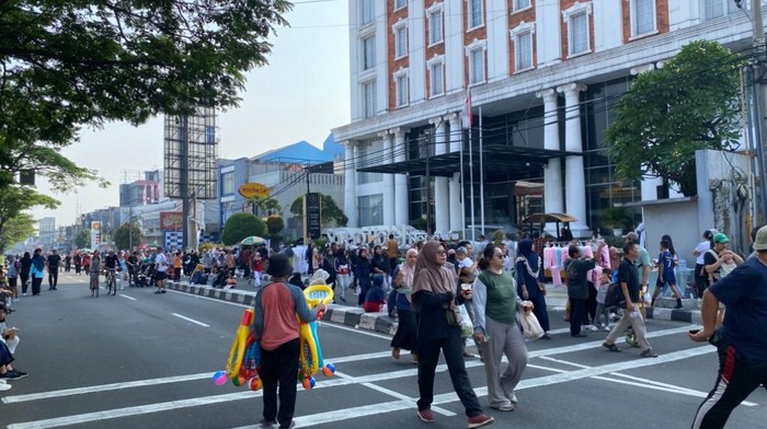 Car Free Day di Depok ramai oleh warga, terutama generasi Z yang berburu kuliner sehat. (Devi/detikcom)