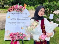 Cerita Rifa Jadi Lulusan Terbaik FH Unesa, Skripsi Bahas Gaji Dosen PTS