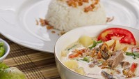 Soto Betawi menempati posisi dua dengan rating 4,6. Soto berkuah santan gurih ini diisi daging dan jeroan sapi. Semakin enak dengan tambahan irisan tomat, daun bawang, kentang, dan emping. Pelengkapnya berupa acar yang menyegarkan. Foto: TasteAtlas