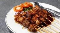 Sate kambing dapat rating 4,6 dan ada di posisi 4. Biasanya disajikan dengan siraman kecap manis. Teksturnya empuk karena sebelumnya daging kambing dimarinasi dengan jus nanas. Kemudian potongan daging kambing disusun di tusukan bambu, sebagai pembeda dari sate ayam yang pakai tusukan lidi. Foto: TasteAtlas