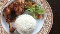 Makanan populer sejuta umat di Indonesia, ayam goreng, mendapat rating 4,4. Biasanya ayam goreng dimarinasi dengan rempah tradisional, seperti serai, lengkuas, kunyit, hingga asam Jawa. Variasi bumbunya sangat beragam, tergantung daerah. Foto: TasteAtlas