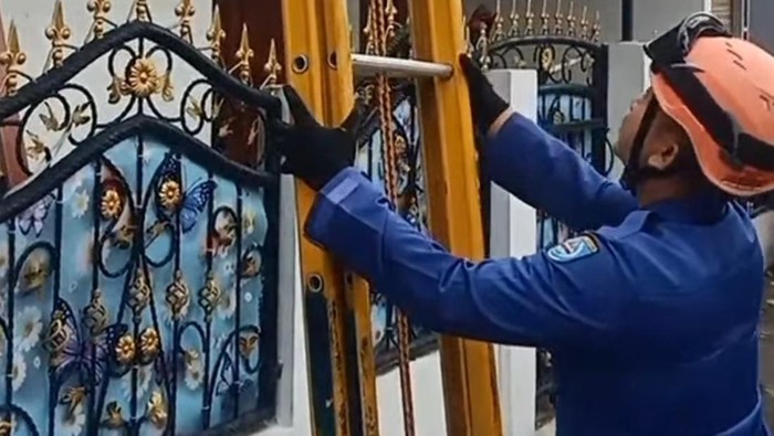 **Damkar Depok Selamatkan Sepatu Bocah dari Genting, Kreativitas atau Gangguan?**