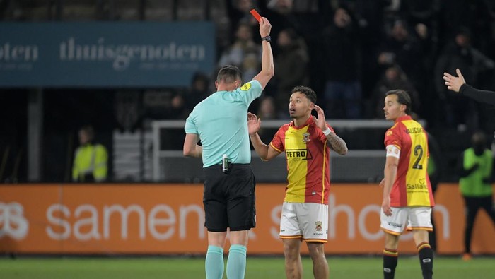 ALMELO, NETHERLANDS - NOVEMBER 22: Dean James of Go Ahead Eagles during the Dutch Eredivisie match between Heracles Almelo and Go Ahead Eagles at Erve Asito on November 22, 2025 in Almelo, Netherlands. (Photo by Dennis Bresser/BSR Agency/Getty Images)