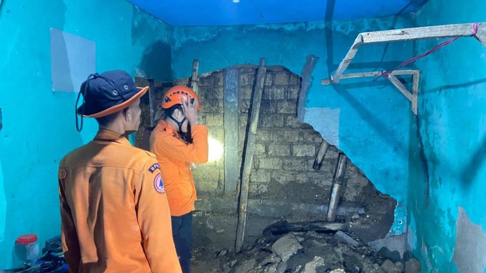 Dinding rumah warga jebol akibat banjir di Cigombong.