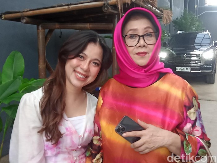 Dokter Kamelia dan ibu angkat Ammar Zoni.