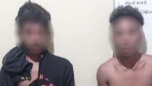 Dua remaja babak belur dihajar warga seusai menjambret handphone di Kelurahan Santi, Kecamatan Mpunda, Kota Bima, NTB, Sabtu (22/11/2025) malam. (Foto: Dok. Lurah Santi)