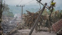 Erupsi pada Rabu (19/11) menyebabkan kerusakan pada 133 gardu distribusi dan satu penyulang listrik. ANTARA FOTO/Irfan Sumanjaya