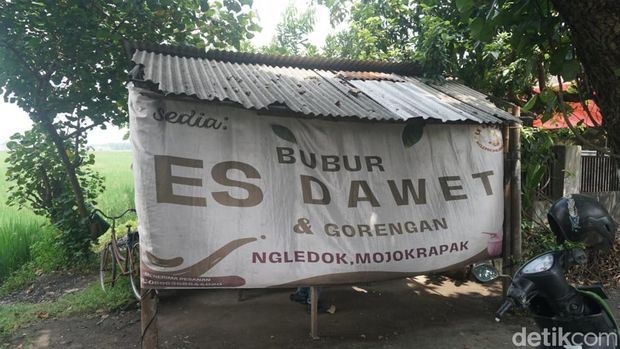 Dawet Ngledok di Jombang eksis sejak 1950 silam. Tetap laris manis karena cita rasanya yang terjaga selama 4 generasi.