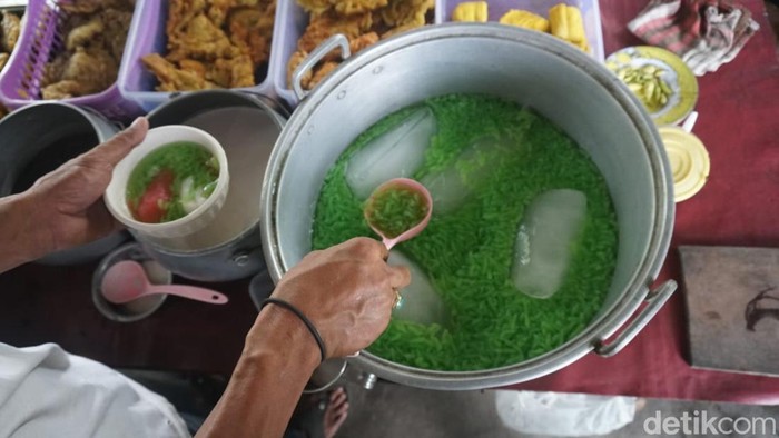 Dawet Ngledok di Jombang eksis sejak 1950 silam. Tetap laris manis karena cita rasanya yang terjaga selama 4 generasi.