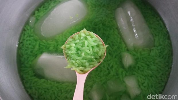 Dawet Ngledok di Jombang eksis sejak 1950 silam. Tetap laris manis karena cita rasanya yang terjaga selama 4 generasi.