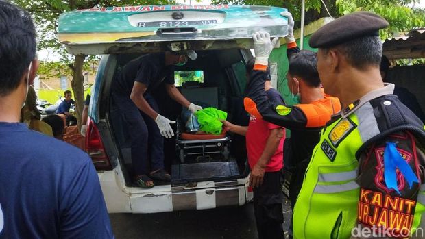 Evakuasi kakek meninggal di Sobayan, Pedan, Klaten, Minggu (23/11/2025). Evakuasi kakek meninggal di Sobayan, Pedan, Klaten, Minggu (23/11/2025).