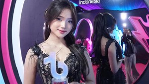 Fuji tampil anggun dalam balutan gaun hitam glamor, pamer piala TikTok Awards 2025 dengan senyum penuh bangga. Foto: dok Instagram fuji_an