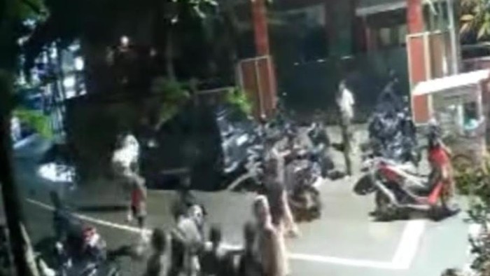 Geng motor melakukan penyerangan di lokasi bazar di Makassar.