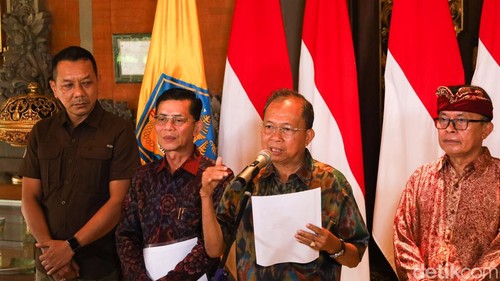 Gubernur Bali Wayan Koster saat konferensi pers di Jayasabha, Denpasar, Minggu (23/11/2025). (Foto: Aryo Mahendro/detikBali)