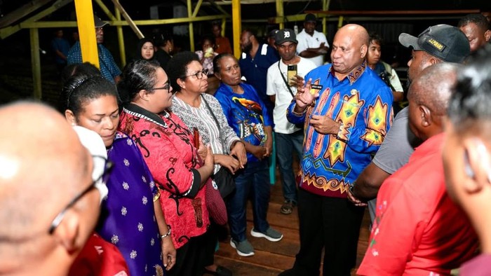 Gubernur Papua Matius D Fakhiri saat menemui keluarga Irene, ibu hamil yang meninggal karena lambat mendapat penanganan medis.
