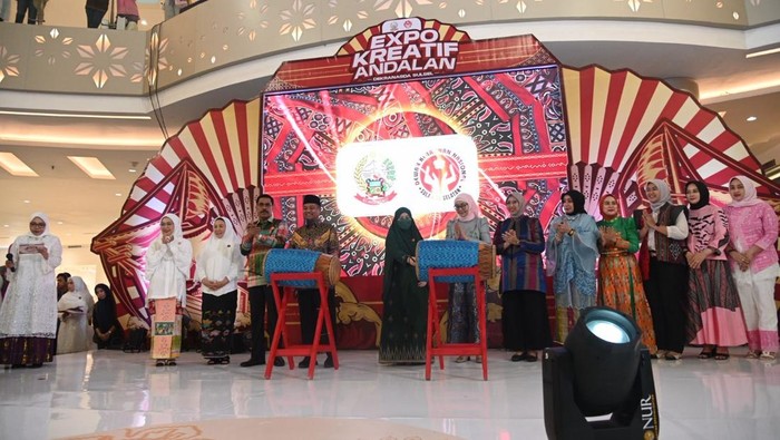 Gubernur Sulsel Andi Sudirman Sulaiman membuka Expo Kreatif Andalan 2025 di Makassar.