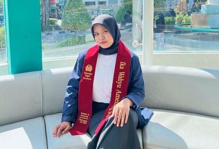 Ika Wahyu Amelia, mahasiswi S-1 Pendidikan Akuntansi, Fakultas Ekonomika dan Bisnis (FEB), Universitas Negeri Surabaya (Unesa) dinobatkan sebagai wisudawan terbaik periode ke-117 dengan IPK 3,93