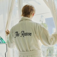 Dalam sejumlah konsep foto albumnya, Im Siwan memancarkan aura boyfriend material. Tampil dalam balutan sweater berwarna krem serta jubah mandi bertuliskan nama album solo pertamanya The Reason. Foto: dok. SM Entertainment