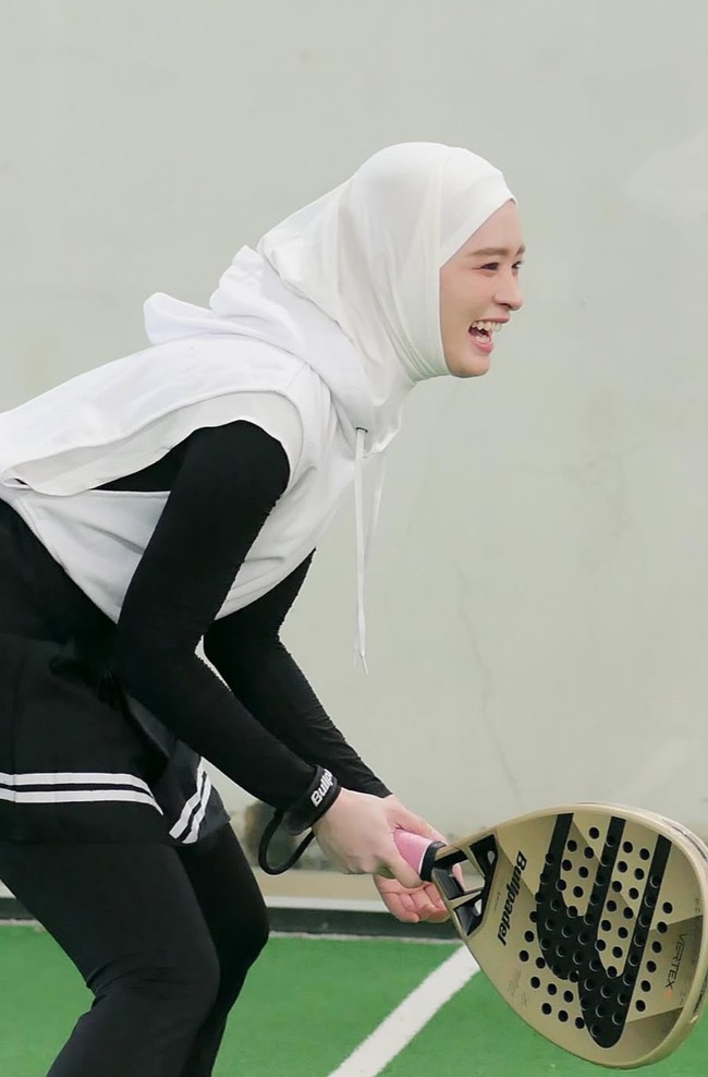 Inara Rusli dikenal sebagai salah satu artis yang memiliki penampilan santun dan tertutup. Saat berolahraga pun ia tetap konsisten memilih busana tertutup. Foto: Instagram/@mommy_starla