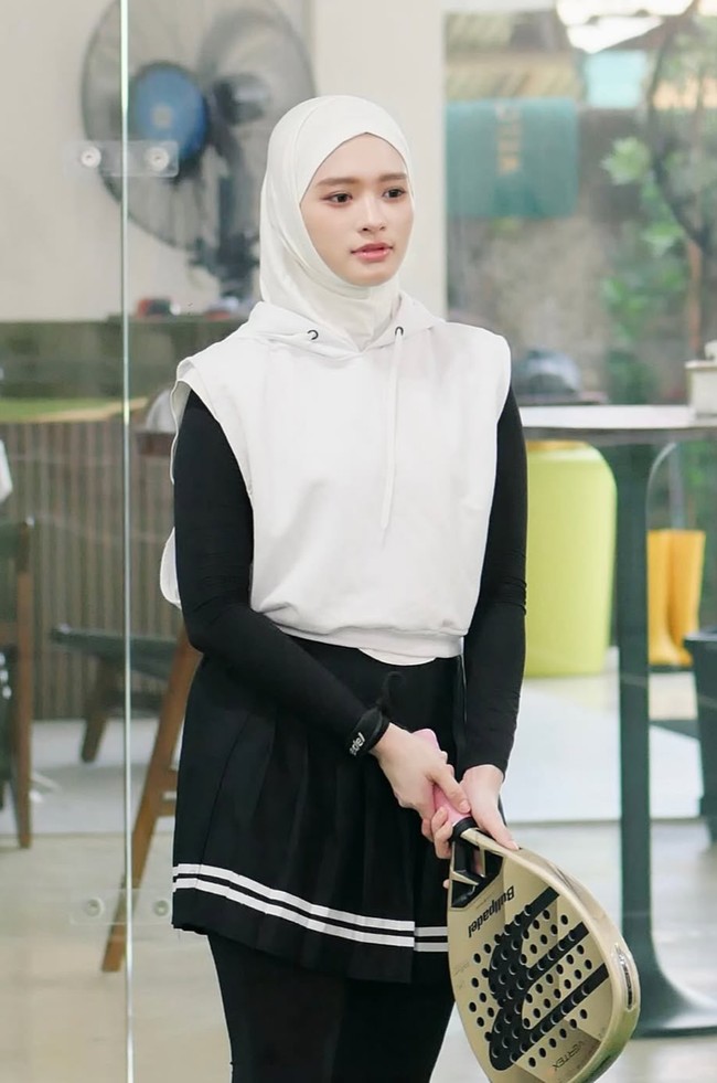 Salah satu olahraga yang terlihat juga ikuti oleh Inara ialah padel. Dalam foto yang dibagikan terlihat penampilannya yang tetap modis kenakan busana olahraga berwarna hitam-putih. Foto: Instagram/@mommy_starla