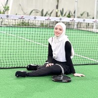 Inara memilih memadukan atasan crop top hoodie tanpa lengan berwarna putih dengan dalaman lengan panjang hitam. Untuk bawahannya ia mengenakan pleated skirt hitam dipadukan celana panjang senada. Penampilannya makin lengkap dengan hijab putih. Foto: Instagram/@mommy_starla