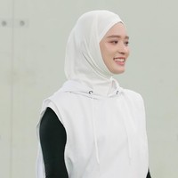 Wajahnya terlihat natural namun tetap fresh dengan pulasan makeup minimalis. Penampilan cantiknya pun selalu banjir pujian. Foto: Instagram/@mommy_starla