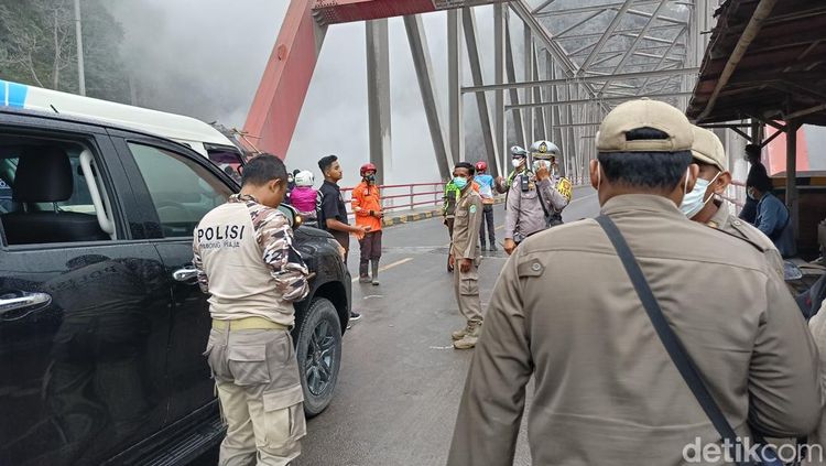 Potret Gladak Perak Lumajang Kembali Diselimuti Awan Panas Semeru