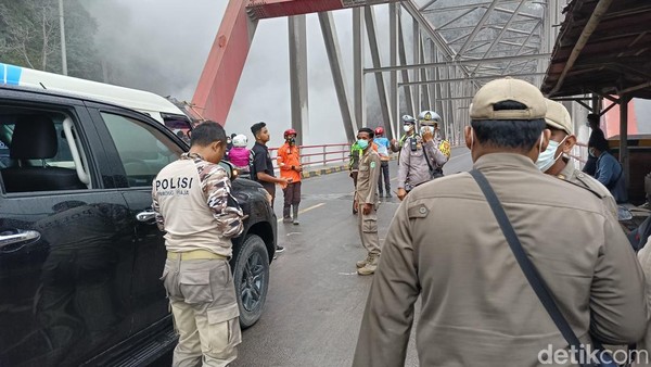 Potret Gladak Perak Lumajang Kembali Diselimuti Awan Panas Semeru