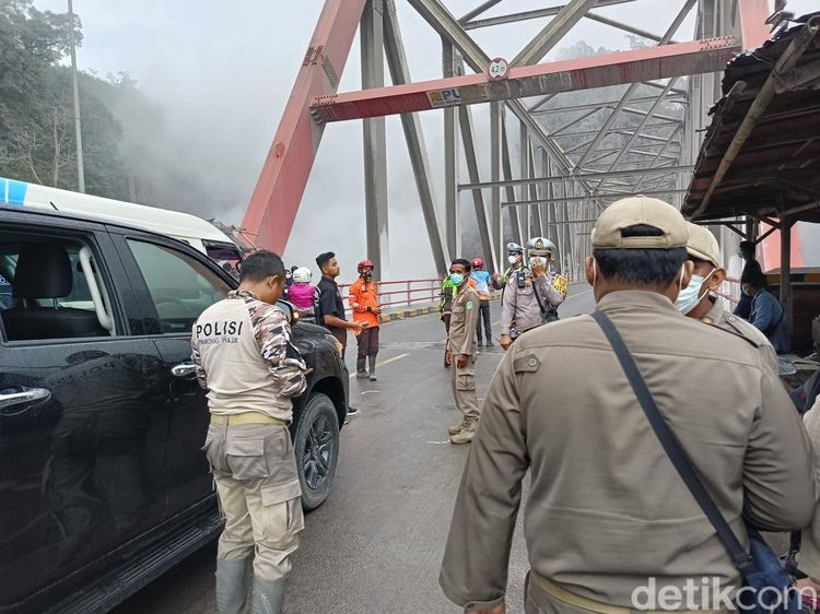 Potret Gladak Perak Lumajang Kembali Diselimuti Awan Panas Semeru