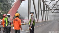 Para petugas masih bersiaga di sana untuk melakukan pengaturan buka tutup jembatan. Mereka adalah petugas gabungan termasuk dari Balai Besar Pelaksanaan Jalan Nasional (BBPJN).  Foto: Nur Hadi Wicaksono/ detikjatim