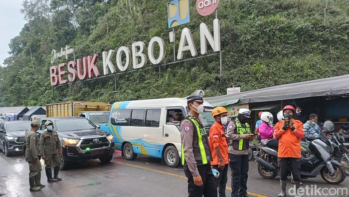 Banjir lahar Gunung Semeru yang terjadi di sungai Besuk Kobokan, Desa Sumber Wuluh, Kecamatan Candipuro, Lumajang mengakibatkan terjadinya letusan sekunder. Asap tebal putih menguar hingga memenuhi Gladak Perak saat banyak pengendara hendak menyeberang.