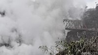 Sejumlah pengendara yang melintasi jembatan itu dia minta untuk ekstra hati-hati karena letusan sekunder dengan asap yang sangat tebal dan panas bisa saja terjadi sewaktu-waktu. Foto: Nur Hadi Wicaksono/ detikjatim