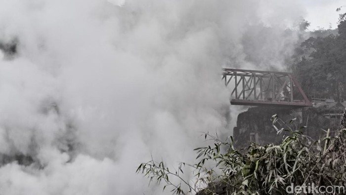 Banjir lahar Gunung Semeru yang terjadi di sungai Besuk Kobokan, Desa Sumber Wuluh, Kecamatan Candipuro, Lumajang mengakibatkan terjadinya letusan sekunder. Asap tebal putih menguar hingga memenuhi Gladak Perak saat banyak pengendara hendak menyeberang.