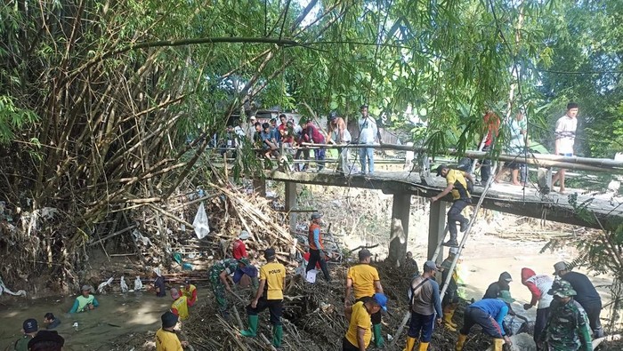 Gotong Royong Bangun Jembatan Darurat Usai Jembatan Ambrol Lamongan