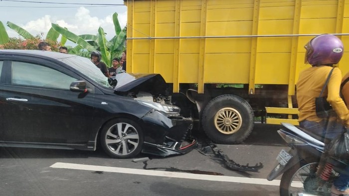 Kecelakaan lalu lintas terjadi di Jalan Ahmad Yani–Lovina KM 7,200, tepatnya di sebelah timur jembatan Banyuasri, wilayah Kelurahan Banyuasri, Kecamatan Buleleng, Minggu (23/11/2025) . (Polres Buleleng)