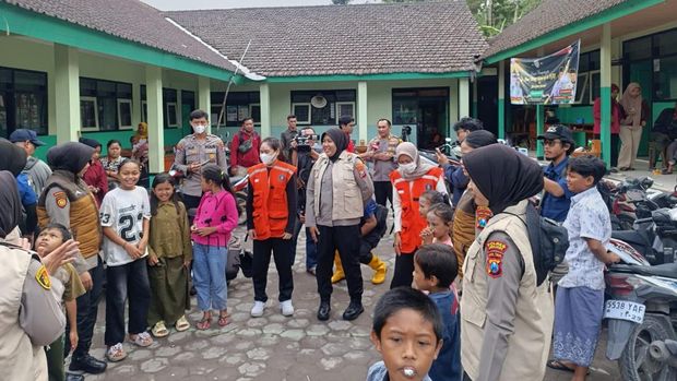 Polda Jatim  Maksimalkan Trauma Healing bagi Anak di Pengungsian Semeru Agar Lebih Tenang dan Ceria