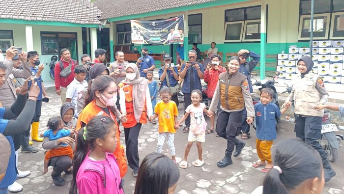 Polda Jatim  Maksimalkan Trauma Healing bagi Anak di Pengungsian Semeru Agar Lebih Tenang dan Ceria