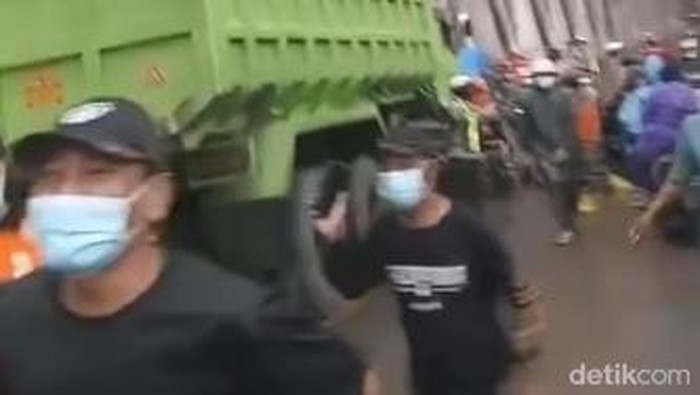 Kepanikan pengendara saat asap letusan sekunder Semeru muncul di Jembatan Besuk Kobokan atau Gladak Perak, Lumajang.