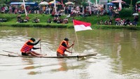 Keseruan pun tampak terasa saat lomba dimulai, peserta harus menyinkronkan antara kekuatan mendayung, keseimbangan hingga kekompakan di antaranya peserta.