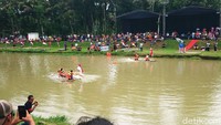 Belasan peserta meramaikan lomba balap getek atau rakit dalam Festival Sungai Lika Liku di Widoro, Trenggalek. Para peserta saling beradu kecepatan menaklukkan lintasan sepanjang 200 meter.