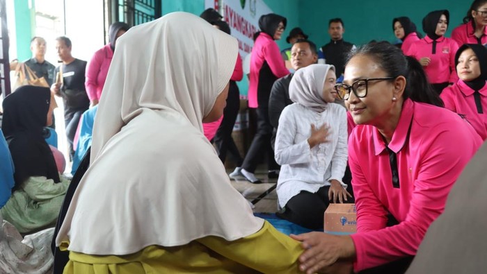 Ketum Bhayangkari, Ibu Juliati Sigit Prabowo dan Ketua Bhayangkari Daerah Jateng, Ibu Diana Ribut Hari Wibowo, meengunjungi lokasi pengungsian longsor di Banjarnegara, Minggu (23/11/2025).