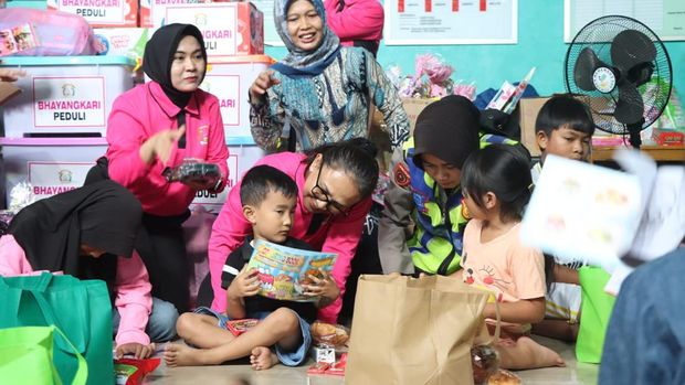 Ketum Bhayangkari, Ibu Juliati Sigit Prabowo dan Ketua Bhayangkari Daerah Jateng, Ibu Diana Ribut Hari Wibowo, meengunjungi lokasi pengungsian longsor di Banjarnegara, Minggu (23/11/2025).