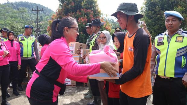 Ketum Bhayangkari, Ibu Juliati Sigit Prabowo dan Ketua Bhayangkari Daerah Jateng, Ibu Diana Ribut Hari Wibowo, meengunjungi lokasi pengungsian longsor di Banjarnegara, Minggu (23/11/2025).