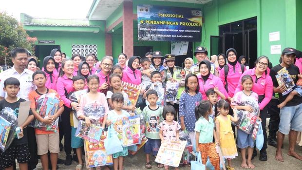 Ketum Bhayangkari, Ibu Juliati Sigit Prabowo dan Ketua Bhayangkari Daerah Jateng, Ibu Diana Ribut Hari Wibowo, meengunjungi lokasi pengungsian longsor di Banjarnegara, Minggu (23/11/2025).