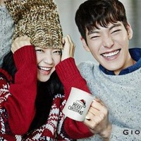 Hingga akhirnya pada tahun 2022, Kim Woo Bin memulai comeback pertamanya lewat drama Korea Our Blues, yang juga dibintangi Shin Min Ah. Namun, keduanya dipasangkan dengan aktor-aktris yang berbeda. Foto: dok. Giordano